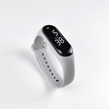 Charger l&#39;image dans la galerie, Montre waterproof avec heros en relief pour enfants
